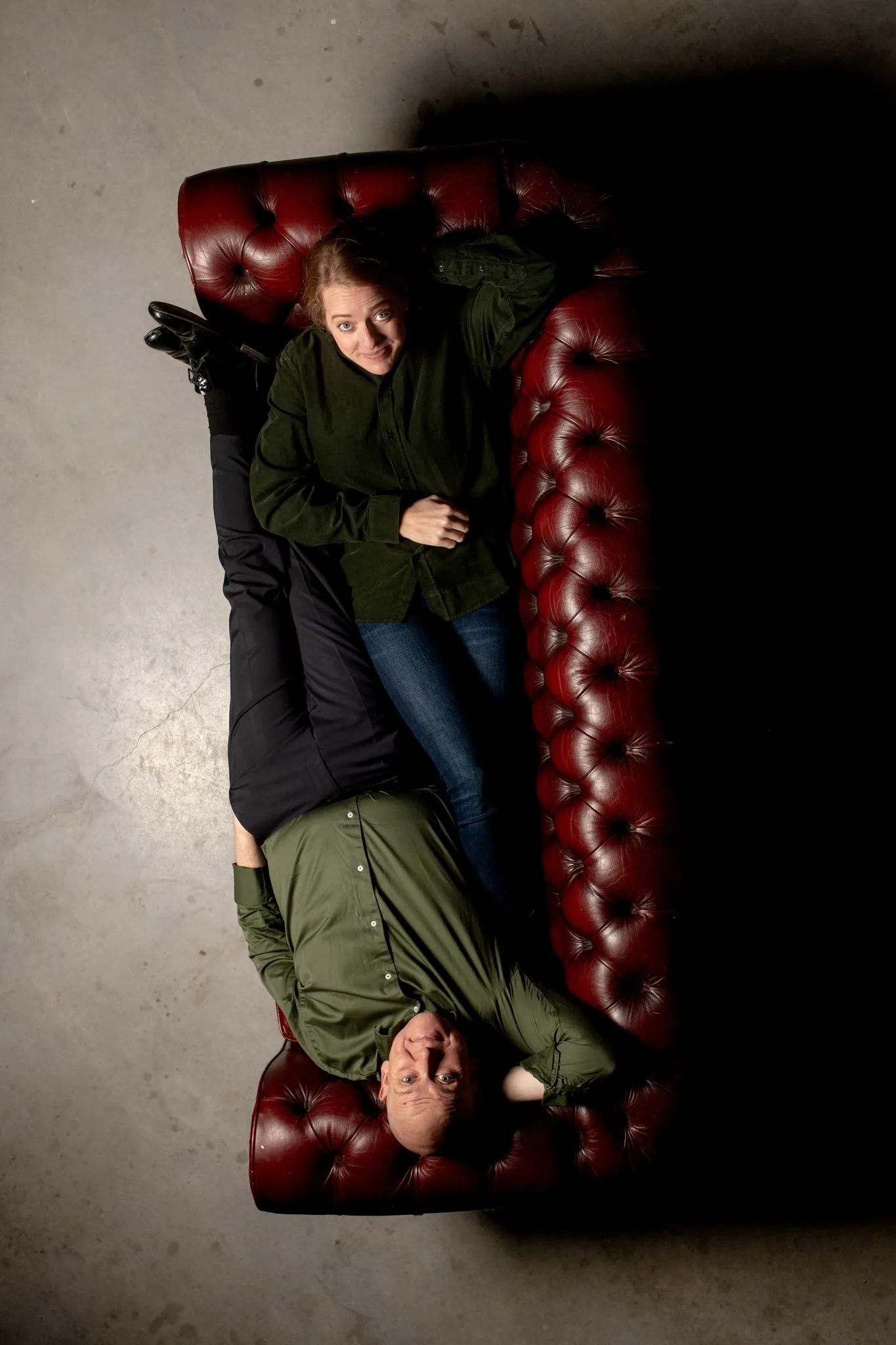Fanny och Olof i soffan, fotograferade rakt uppifrån